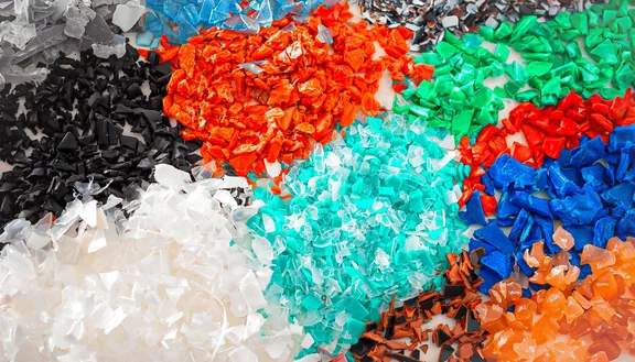Kunststoff-Reyclat in verschiedenen Farben